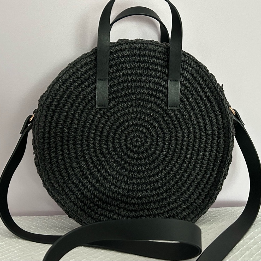 ROUND BLACK STRAW CROSSBODY BAG